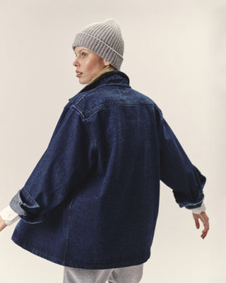 Denim Overshirt aus Organic Cotton für Damen in Dark Indigo, Rückansicht mit lockerer Passform und überschnittener Schulter.