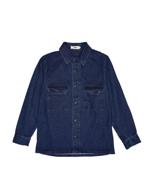 Denim Overshirt aus Organic Cotton für Damen in Dark Indigo, freigestellte Produktansicht mit Knopfleiste, Kragen und zwei Brusttaschen