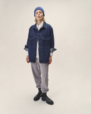 Denim Overshirt aus Organic Cotton für Damen in Dark Indigo, locker geschnitten, frontal getragen als Ganzkörperlook.