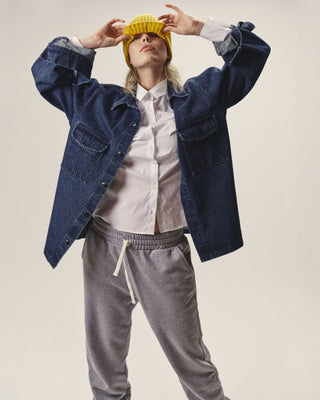 Denim Overshirt aus Organic Cotton für Damen in Dark Indigo, locker getragen mit Bewegung, Ärmel und Passform sichtbar.