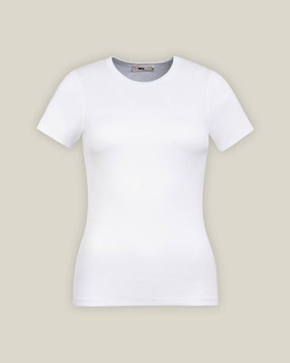 Weißes geripptes T-Shirt aus Bio-Baumwolle als freigestelltes Produktbild.