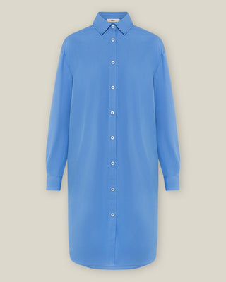 Kurz geschnittenes Hemdblusenkleid aus Bio-Baumwolle für Damen in Blau, freigestellte Produktansicht mit Knopfleiste und Kragen.