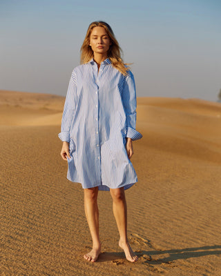 Kurz geschnittenes Hemdblusenkleid aus Bio-Baumwolle für Damen, blau-weiß gestreift, locker fallend mit sichtbarer Länge bis über dem Knie.