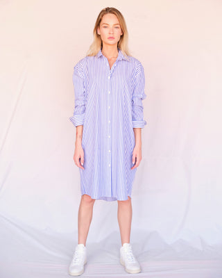 Kurz geschnittenes Hemdblusenkleid aus Bio-Baumwolle für Damen, blau-weiß gestreift, frontal im Studio mit klarer Silhouette getragen.