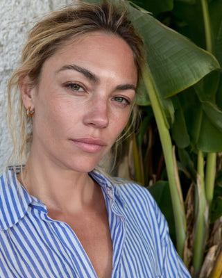 Detailansicht des blau-weiß gestreiften Hemdblusenkleids in Midi-Länge aus Organic Cotton für Damen, mit sichtbarem Kragen und feinem Streifenmuster