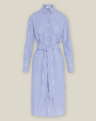 Blau-weiß gestreiftes Hemdblusenkleid für Damen in Midi-Länge aus Organic Cotton mit Bindegürtel und durchgehender Knopfleiste, Frontansicht als Freisteller.