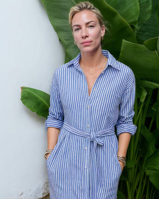 Blau-weiß gestreiftes Hemdblusenkleid in Midi-Länge aus Organic Cotton für Damen, mit geknotetem Gürtel in der Taille getragen