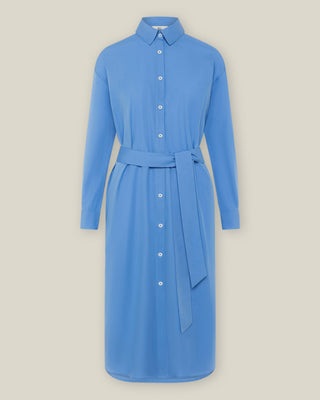 Blaues Hemdblusenkleid für Damen in Midi-Länge aus Organic Cotton mit Bindegürtel und durchgehender Knopfleiste, freigestellt dargestellt.