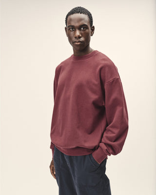 Herren Crewneck Sweatshirt in Burned Red – Frontansicht getragen