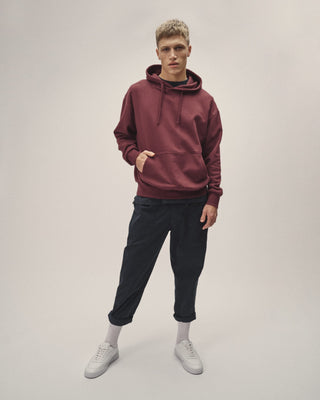 Herren Hoodie in Burned Red im Relaxed Fit – Frontansicht, Ganzkörper getragen