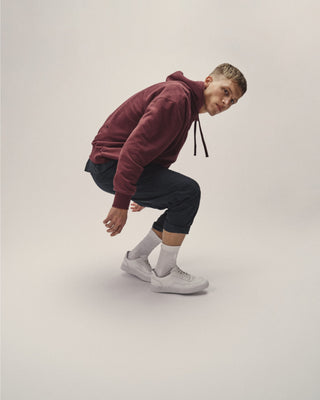 Herren Hoodie in Burned Red im Relaxed Fit – Seitenansicht getragen