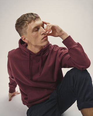 Herren Hoodie in Burned Red im Relaxed Fit – getragen, sitzende Pose