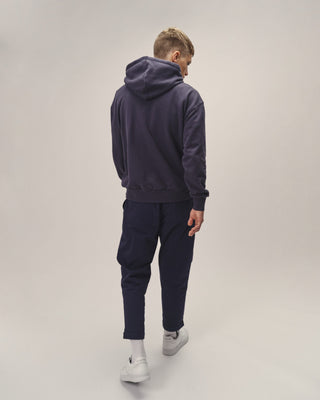 Herren Hoodie in Dunkelblau im Relaxed Fit – Rückenansicht getragen