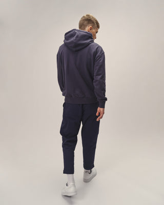 Herren Hoodie in Dunkelblau im Relaxed Fit – Rückenansicht getragen