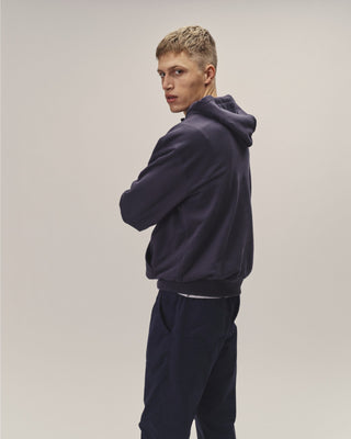 Herren Hoodie in Dunkelblau im Relaxed Fit – Seitenansicht getragen