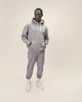 Herren Hoodie in Grau Melange im Relaxed Fit – Frontansicht, Ganzkörper getragen