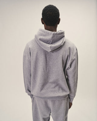 Herren Hoodie in Grau Melange im Relaxed Fit – Rückenansicht getragen