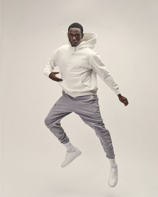 Herren Hoodie in Off White im Relaxed Fit – getragen in Bewegung, seitliche Ansicht