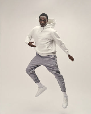 Herren Hoodie in Off White im Relaxed Fit – getragen in Bewegung, seitliche Ansicht