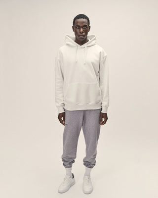 Herren Hoodie in Off White im Relaxed Fit – Frontansicht, Ganzkörper getragen