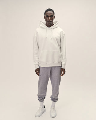 Herren Hoodie in Off White im Relaxed Fit – Frontansicht, Ganzkörper getragen