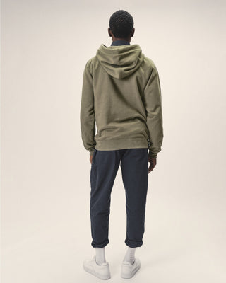 Herren Hoodie in Olive im Relaxed Fit – Rückenansicht getragen
