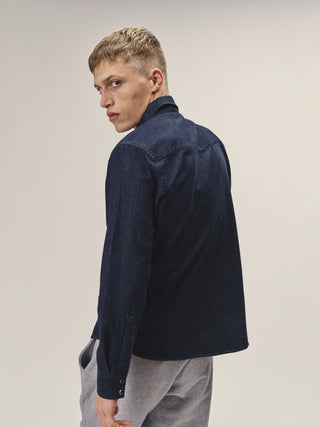 Herren Jeanshemd in Dunkelblau mit zwei Brusttaschen und Druckknöpfen aus Bio-Baumwolle von WOTE - in Portugal gefertigt, Rückenansicht