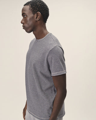 Herren Streifen T-Shirt aus Bio-Baumwolle in Anthrazit Grau Melange, vollständige Seitenansicht mit geradem Saum