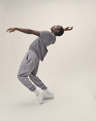 Herren Streifen T-Shirt aus Bio-Baumwolle in Dunkelblau Grau Melange, Bewegungsshot mit lockerer Silhouette