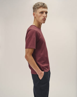 Herren T-Shirt im Regular Fit aus Organic Cotton in Burned Red, Profilansicht mit Rundhalsausschnitt