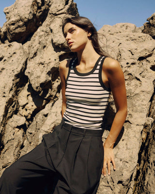 Gestreiftes Damen Tank Top im New-Shape-Schnitt in Schwarz-Offwhite aus Bio-Baumwolle mit höherem Rundhalsausschnitt, am Model getragen