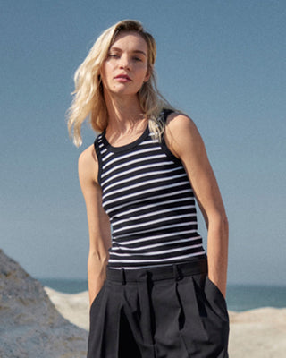 Gestreiftes Damen Tank Top im New-Shape-Schnitt in Schwarz-Offwhite aus Bio-Baumwolle mit Elasthan von WOTE, figurbetonte Passform, Frontansicht mit Model im Outdoor-Setting