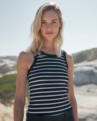 Gestreiftes Damen Tank Top im New-Shape-Schnitt in Schwarz-Offwhite aus Bio-Baumwolle mit Elasthan von WOTE, figurbetonte Passform mit höherem Rundhalsausschnitt, Frontansicht mit Model im Outdoor-Setting