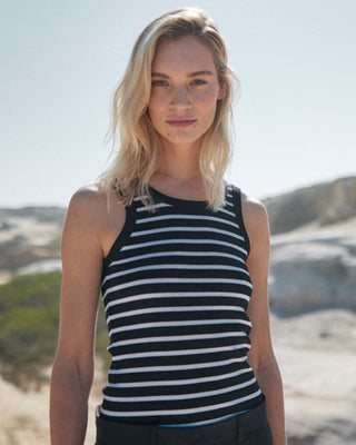 Gestreiftes Damen Tank Top im New-Shape-Schnitt in Schwarz-Offwhite aus Bio-Baumwolle mit Elasthan von WOTE, figurbetonte Passform mit höherem Rundhalsausschnitt, Frontansicht mit Model im Outdoor-Setting