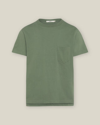 WOTE Oversized T-Shirt in Oliv mit Rundhalsausschnitt, kurzen Ärmeln und aufgesetzter Brusttasche, Vorderansicht.