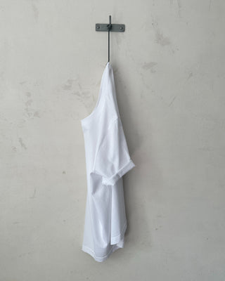 Seitenansicht eines weißen Relaxed-Fit Rundhals T-Shirts aus Bio-Baumwolle für Damen mit locker fallendem Schnitt.