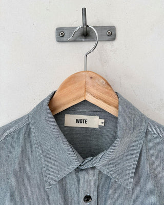 Kragen Detail des Herren Utility Stripe Hemds in blau gestreift von WOTE.