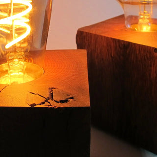 Skumring – Nachttischlampe aus Räuchereiche | Handgefertigt | Dimmbare LED | Warmes Licht