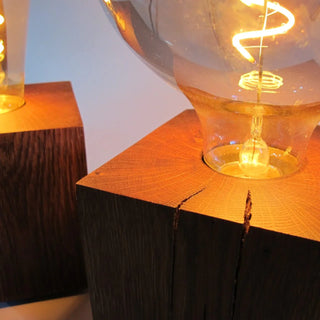 Skumring – Nachttischlampe aus Räuchereiche | Handgefertigt | Dimmbare LED | Warmes Licht