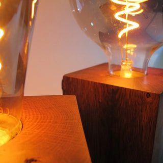 Skumring – Nachttischlampe aus Räuchereiche | Handgefertigt | Dimmbare LED | Warmes Licht